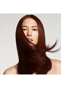 De longs cheveux lisses, raides et brillants d'un brun auburn foncé tombent sur le côté. Texture douce, peu de dégradé, encadrent le visage sur un fond gris clair.