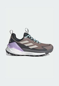 Ciemnobrązowy i czarny but biegowy Adidas Terrex trail z jasnoniebieskimi sznurówkami, lawendowym wsparciem pięty, białą środkową podeszwą i wytrzymałą czarną podeszwą zewnętrzną.