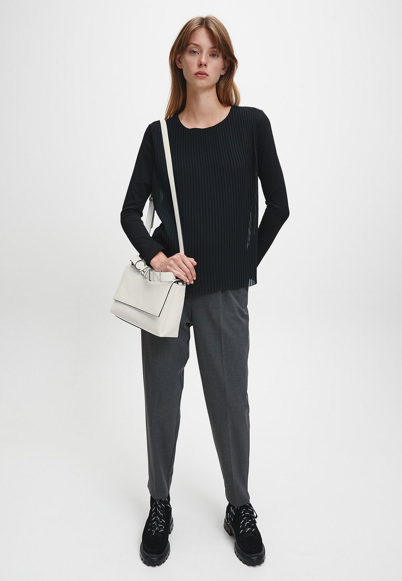 Calvin Klein FLAP SHOULDER BAG Handtasche white/weiß Zalando.at