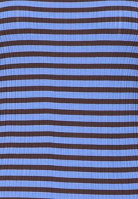 Blåt og brunt stribet stof med en ribbet tekstur, der har vandrette linjer med skiftende farver. Designet er ensartet og kontinuerligt.