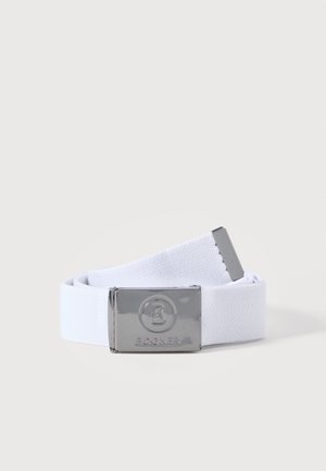 Curea din material alb rulată, cu o cataramă dreptunghiulară argintie lucioasă gravată cu un logo circular și cuvântul „BOGNER”.
