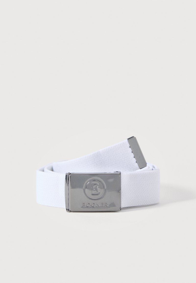 Λευκή υφασμάτινη ζώνη τυλιγμένη, με μια λαμπερή ασημένια ορθογώνια αγκράφα χαραγμένη με ένα κυκλικό λογότυπο και τη λέξη "BOGNER".