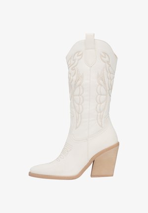 Hvide læder cowboystøvler med spids tå, lys beige syninger, dekorative mønstre på skaftet og en stablet beige hæl.