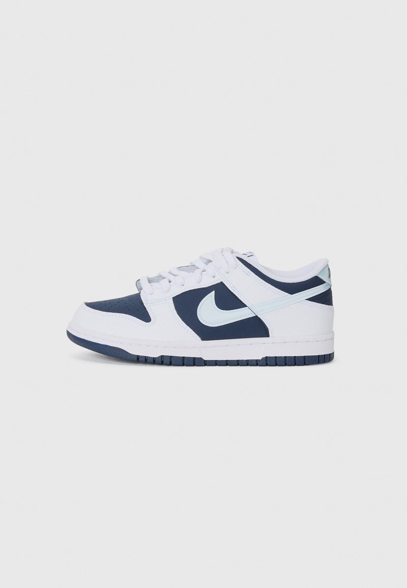 Nike Dunk Low-sneakers med en vit bas och detaljer i marinblått och ljusblått, tillverkade av läder och textilmaterial, samt en strukturerad gummisula.