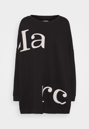 Zwarte oversized sweater met grote witte gedeeltelijke letters gedrukt over voorkant en mouwen, ronde hals en lange mouwen.