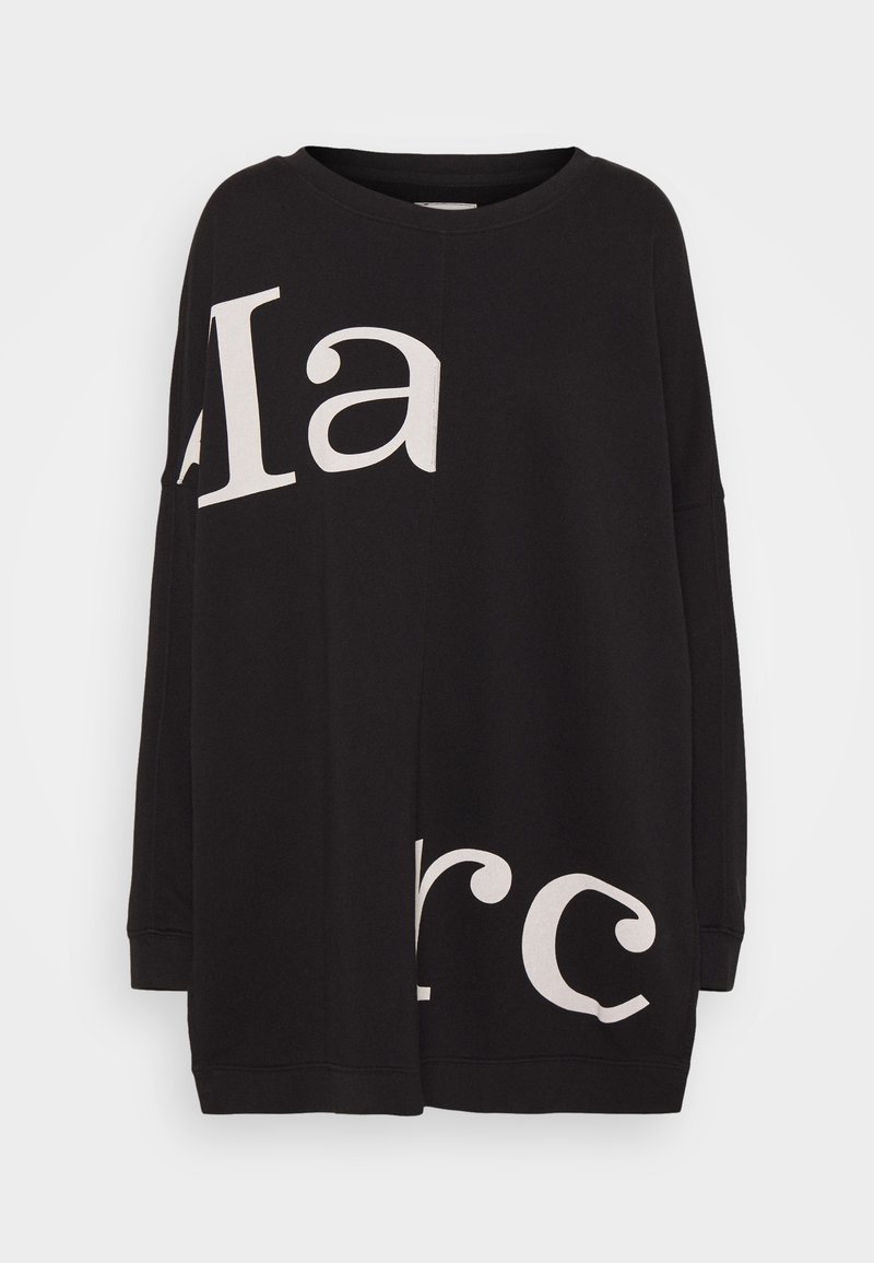 Sweat-shirt noir oversize avec grandes lettres blanches partielles imprimées sur le devant et les manches, col rond et manches longues.