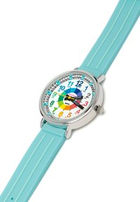 Montre colorée pour enfants avec un cadran blanc portant de grands chiffres, un design arc-en-ciel et un bracelet en silicone bleu clair. Accents argentés.