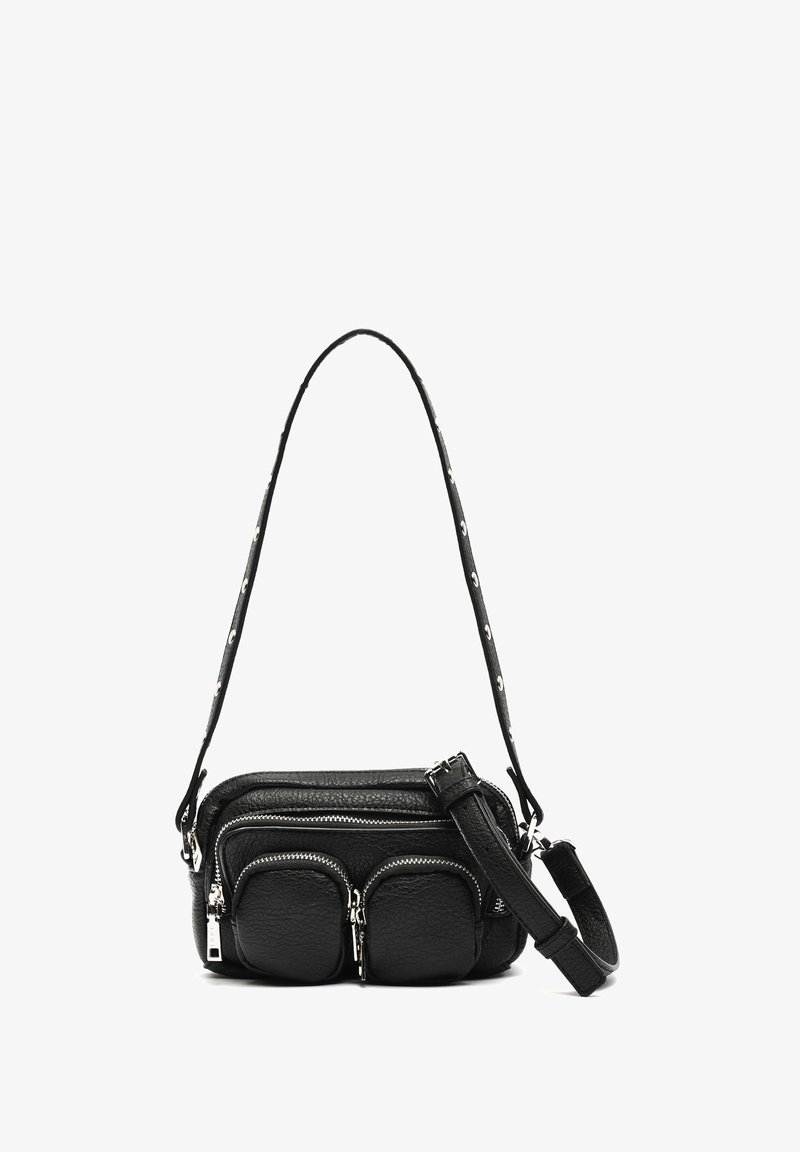 Zwarte leren schoudertas met drie ritscompartimenten, een platte vorm en een schouderband met ronde hardwareaccenten.