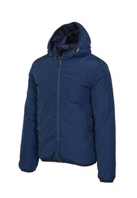 Giacca imbottita blu navy con zip frontale, cappuccio regolabile, polsini elasticizzati e due tasche laterali con zip. Esterno liscio e interno trapuntato.
