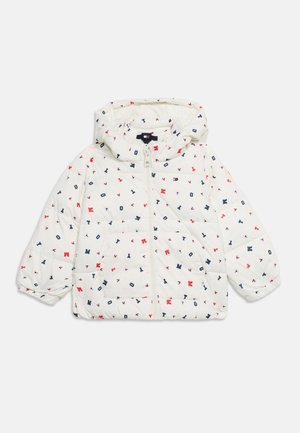 Witte gewatteerde jas met capuchon, ritssluiting aan de voorkant en meerkleurig rood en marineblauw verspreid letterpatroon, lange mouwen en voorzakken.