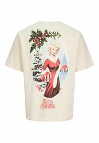Krem majica s vintage božićnim dizajnom prikazuje ženu u crvenoj haljini, akcentima božikovine i natpisom "Srećan Božić."