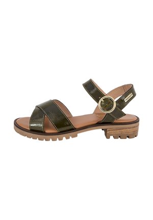 Sandale en cuir vert olive avec des brides croisées sur le devant, bride de cheville avec boucle dorée, semelle beige matelassée, et petit talon empilé avec semelle extérieure crantée.