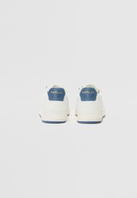Sneaker bianchi con un accento in pelle blu sul tallone e il logo dorato "REPLAY". Presentano una superficie liscia e un design classico a bassa altezza.