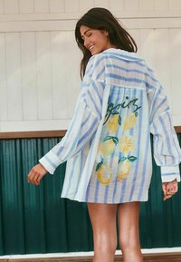 Next COVER-UP REGULAR FIT - Dodaci za plažu - blue white lemon print