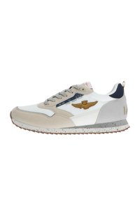 Scarpe da corsa da uomo in beige, bianco e blu navy. Presentano una tomaia in suede e mesh, una suola intermedia maculata e un logo ricamato sul lato.