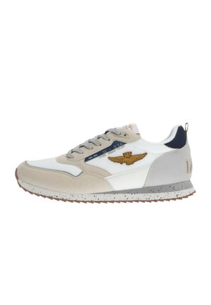 Scarpe da corsa da uomo in beige, bianco e blu navy. Presentano una tomaia in suede e mesh, una suola intermedia maculata e un logo ricamato sul lato.