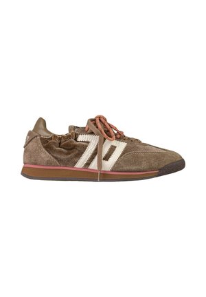 Sneaker in camoscio marrone con numero 70 bianco ricamato sul lato, lacci rosa e suola in gomma con puntale scuro.