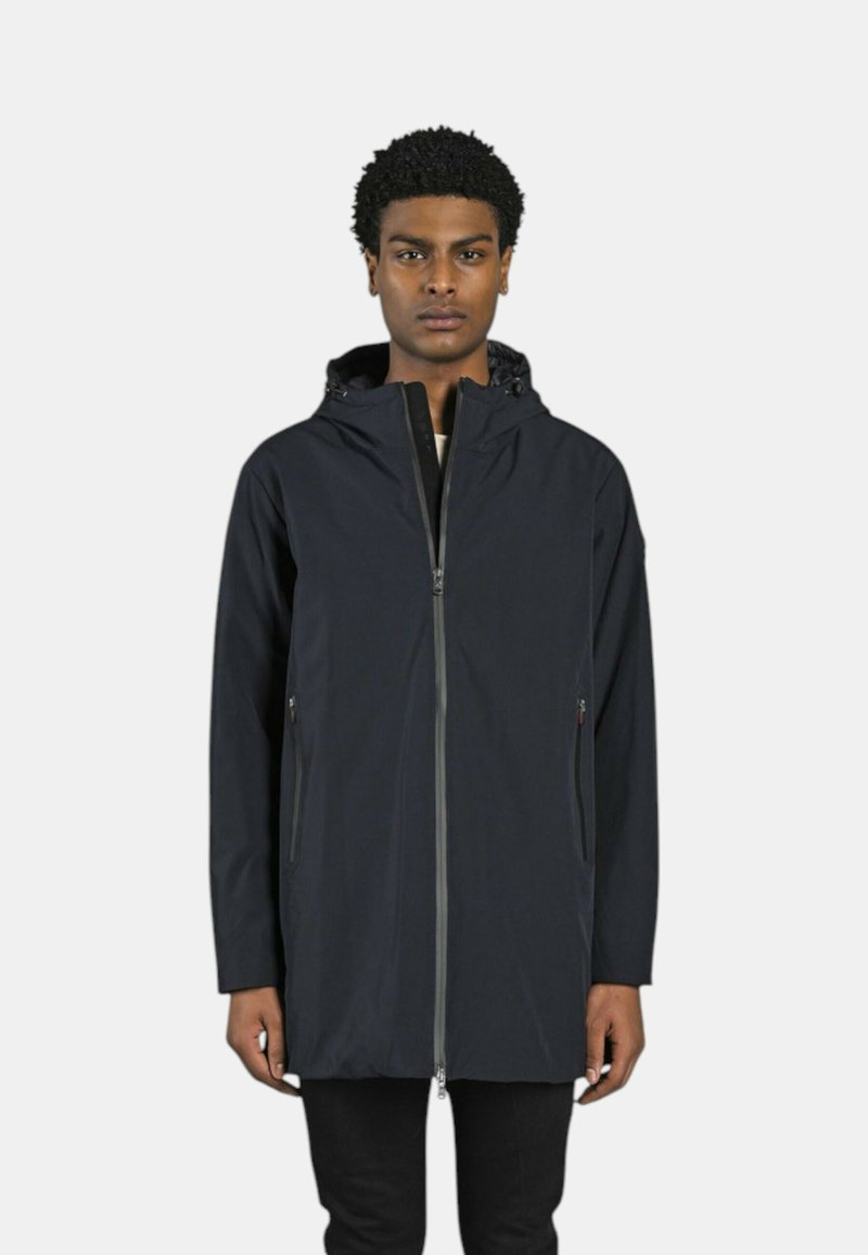 Giacca nera impermeabile con zip frontale, cappuccio regolabile e due tasche laterali. Texture liscia e design minimalista.