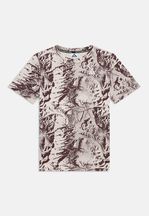 T-shirt med kortærmet rund hals i abstrakt brunt og beige mønster samt lille trekantet logo på øverste del af brystet.