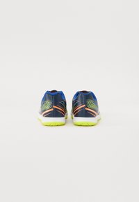 Scarpe sportive blu con tomaia in sintetico liscio, accenti neon e suola bianca. Presentano motivi vivaci e un design del tallone arrotondato.