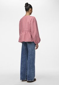 Pieces PCJAYLA TIE - Μπλούζα - high risk red/bright white