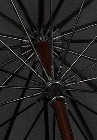 Zwarte paraplu met een houten handvat, voorzien van een metalen ribstructuur en een stoffen canopy. De binnenkant toont slanke, hoekige lijnen.
