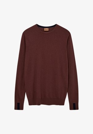 Pulover z dolgimi rokavi iz temno rjave pletene tkanine. Okrugel ovratnik z mornarsko modrimi dodatki na robovih manšet. Mehak material in sproščen kroj.