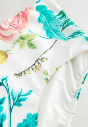 Blumen-Badeanzugsstoff mit großen rosa Rosen, türkisfarbenen Blättern und grünen Akzenten auf einem weißen Hintergrund; glatte Textur, leichter Glanz.