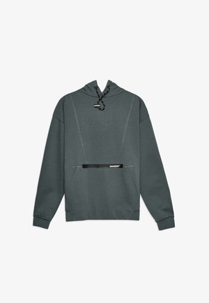 Siva kapuljača sa džepom sprijeda, kontrastnim šavovima i crnim akcentnim pojasom s logotipom. Materijal od mješavine pamuka, opušteni kroj.