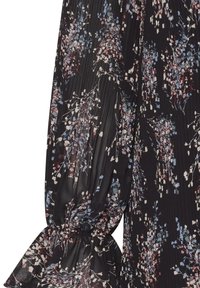 Svart blommig klänning med plisserad textur, med puffärmar. Blommönster i blått, vitt och burgundy på en mörk bakgrund.