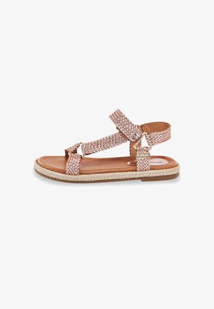 Cinghie sintetiche in oro rosa intrecciate con fibbie regolabili, soletta color cammello e bordatura in juta stile espadrilles su una suola piatta.