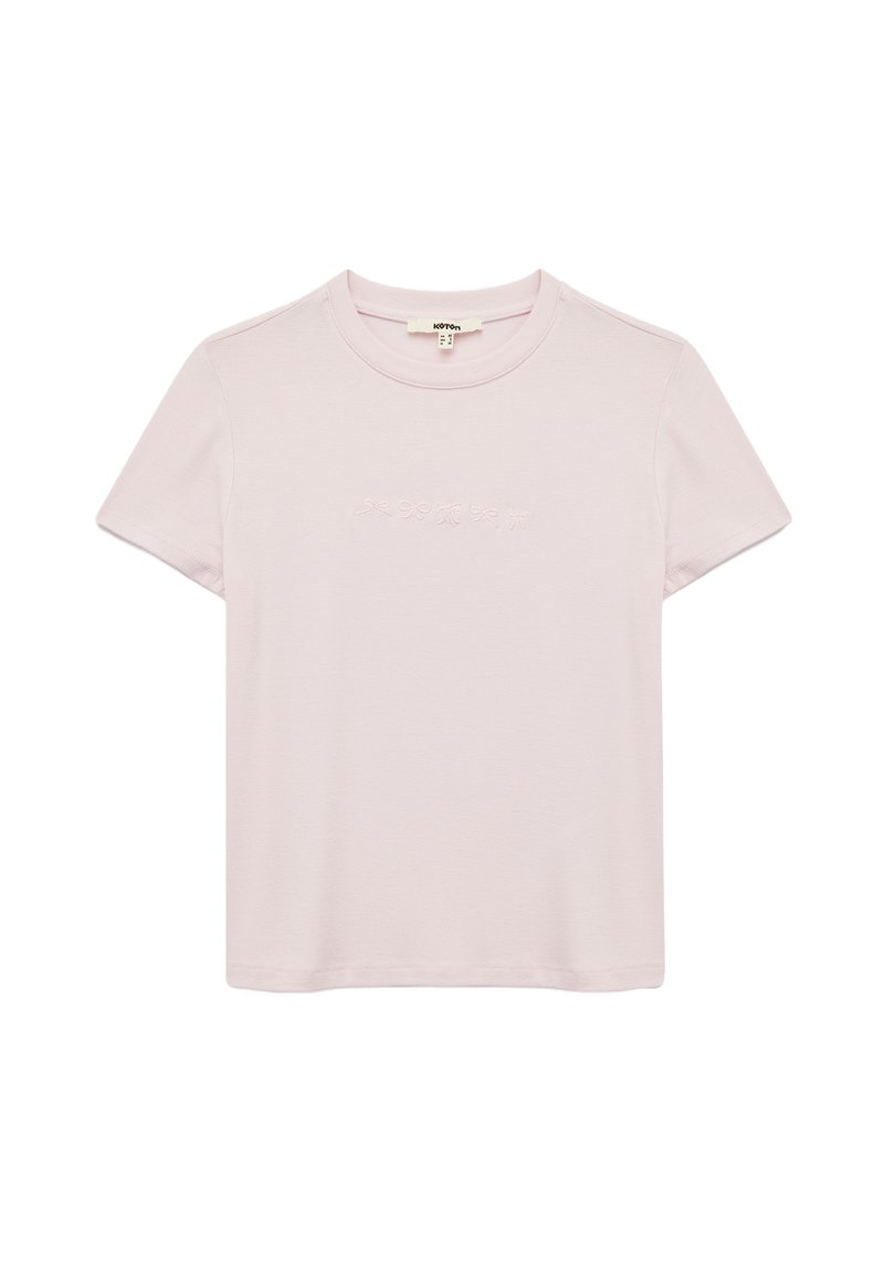 Lys rosa T-shirt lavet af blødt bomuld med korte ærmer, en rund halsudskæring og subtil broderet detaljering over brystet.