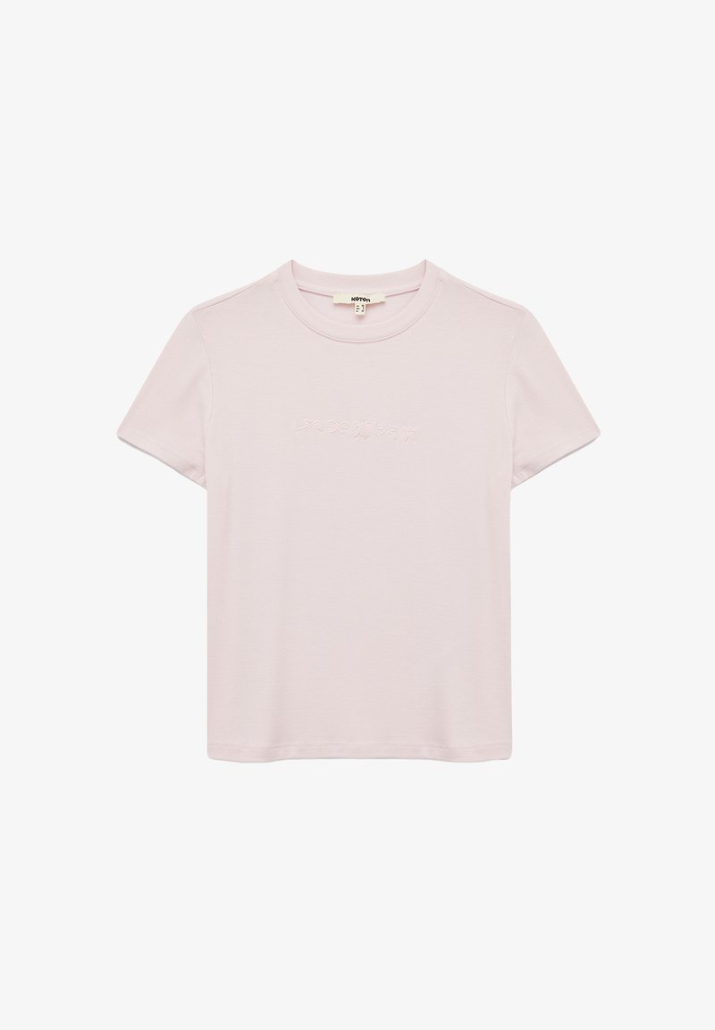 Lys rosa T-shirt lavet af blødt bomuld med korte ærmer, en rund halsudskæring og subtil broderet detaljering over brystet.