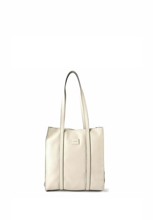 Sac fourre-tout en cuir couleur crème avec deux longues poignées et une petite plaque rectangulaire avec logo centrée à l'avant.