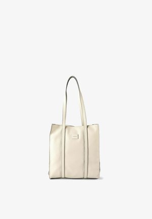 Sac fourre-tout en cuir couleur crème avec deux longues poignées et une petite plaque rectangulaire avec logo centrée à l'avant.