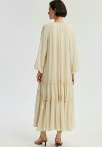 Touché Privé WITH PEARL BUTTON DETAIL - Maxi-jurk - cream