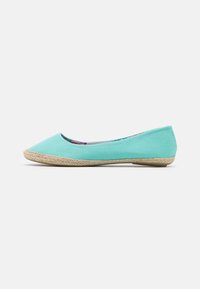 Ballet flat de tela turquesa claro com sola de corda de juta, ponta arredondada e forro interior estampado. Design de salto plano para fácil uso.