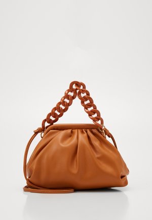 Sac à main en cuir marron avec un design froncé, doté d'une anse en chaîne épaisse et d'une bandoulière amovible. Texture lisse, silhouette douce.