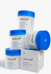 Medicube Zero Pore Pad-behållare med vita baser och ljusblå lock. Etiketterna visar produktinformation, inklusive ingredienser och mängd.