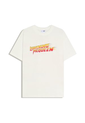 Hvid kortærmet t-shirt med teksten "Lightning McQueen" i rød og gul stiliseret skrifttype hen over brystet.
