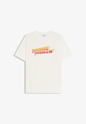 Bílé tričko s krátkým rukávem s nápisem „Lightning McQueen“ červeným a žlutým stylizovaným fontem přes hruď.