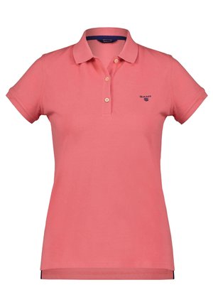 Różowa koszulka polo z krótkim rękawem, kołnierzykiem, trzema guzikami i małym ciemnoniebieskim logo "GANT" na lewej piersi.