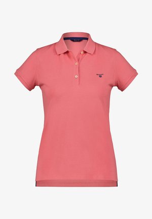 Różowa koszulka polo z krótkim rękawem, kołnierzykiem, trzema guzikami i małym ciemnoniebieskim logo "GANT" na lewej piersi.