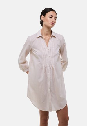 Robe boutonnée rose clair avec col, manches trois-quarts, détail plissé sur le devant et coupe décontractée. Fabriquée dans un tissu lisse.