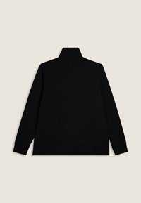 Pullover nero a maniche lunghe con colletto alto, mostrato da dietro su uno sfondo chiaro e neutro.