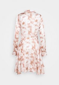 Långärmad klänning i mjukt tyg, med ett rosa och vitt marmor-mönster, åtsittande midja och utsvängd kjol, samt detaljerad krage.