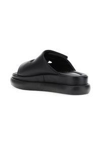 Schwarze Leder-Slipper-Sandale mit runder Zehenpartie, breitem Riemen und gepolsterter Sohle. Verfügt über zwei Aussparungen zur Belüftung.