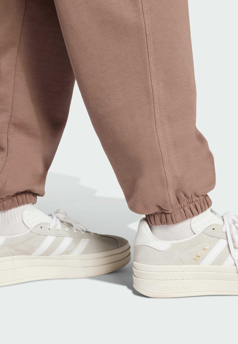 adidas Originals ESS JOGGER - Teplákové kalhoty - trace brown