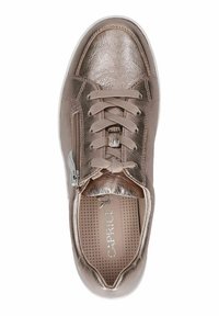 Baskets en rose gold métallique avec fermeture à lacets, zip sur le côté, cuir texturé, semelle intérieure perforée et détail logo sur la semelle intérieure.