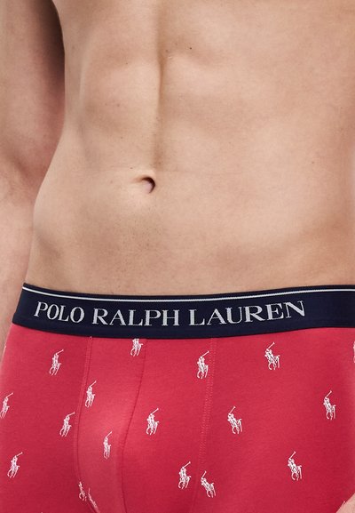 Boxeri roșii cu talie albastru închis, inscripționați cu textul „POLO RALPH LAUREN”. Decorați cu mici logo-uri albe cu jucători de polo. Textură moale a materialului.